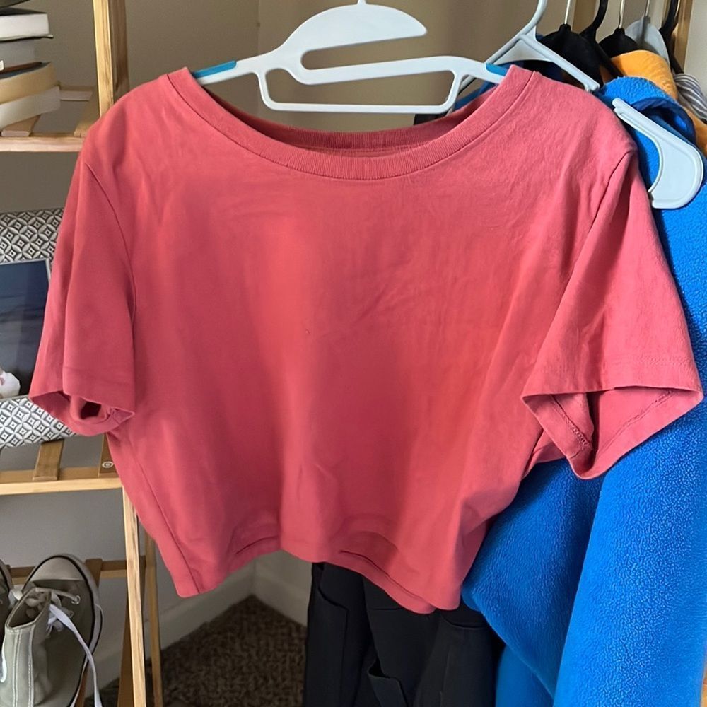 URBAN OUTFITTERS CROPPED TSHIRT